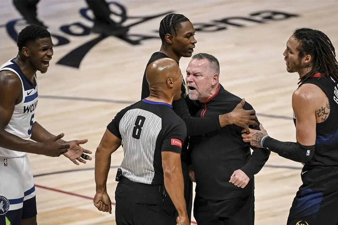 爱游戏体育入口 -转会期NBA总决赛焦点战，丹佛掘金内部沟通，气氛紧张，团队化学反应显著(nba总决赛3比0翻盘的球队)