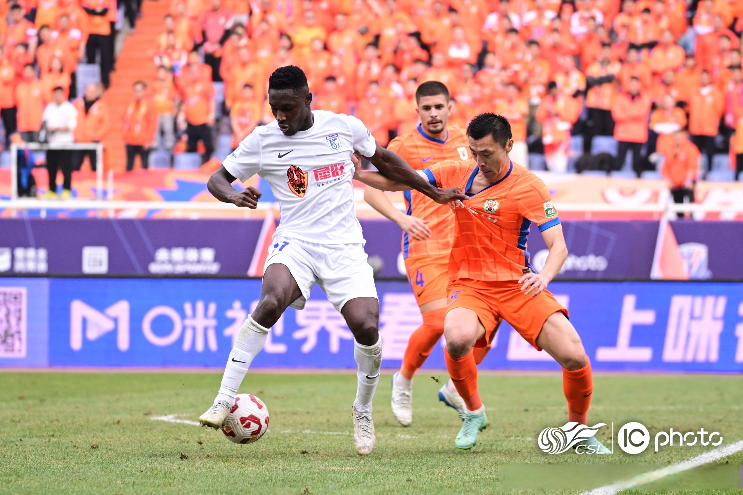 爱游戏在线 -薄肌直男帅哥冯毅锋