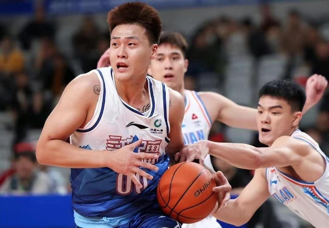 爱游戏在线登录 -新疆广汇发布备战花絮，赛前门线救险，NBA常规赛任务艰巨，身体对抗强度拉满的简单介绍