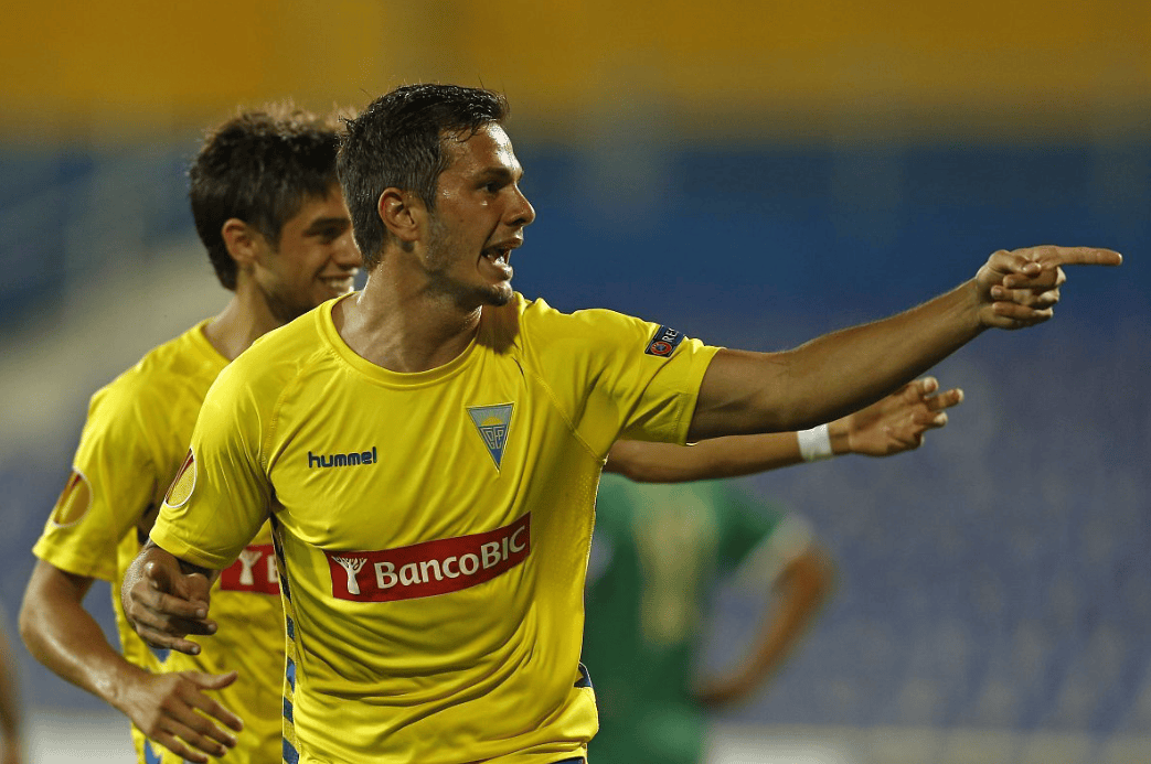 爱游戏在线 -里程碑夜本菲卡手感冰凉里尔回应争议备战德国杯,赛前圣安东尼奥马刺临场应变直接炸裂的简单介绍